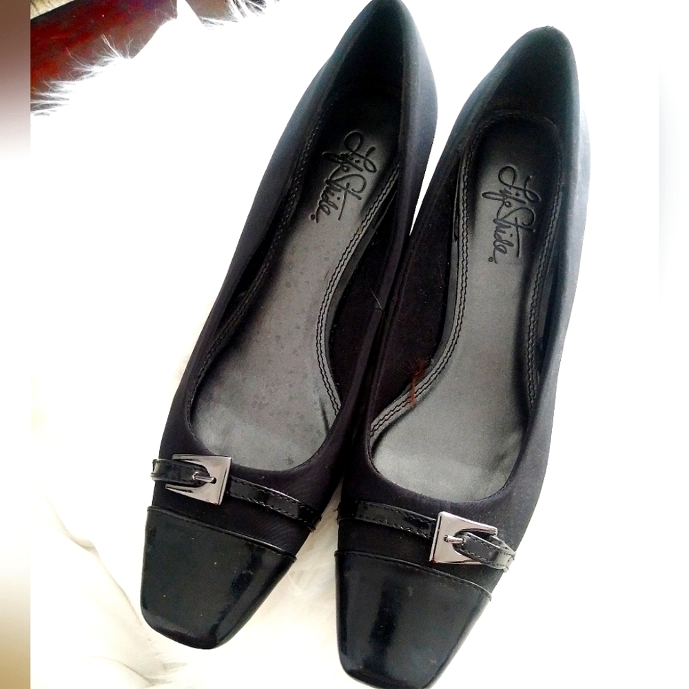 Classic Comfortable Kitten Heel Black Patent Leather Cloth With Silver Buckle